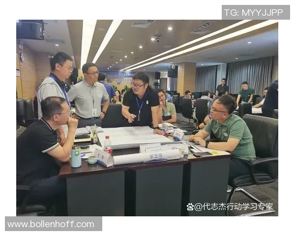 米切尔与施罗德坦诚交流彰显团队凝聚力与信任关系